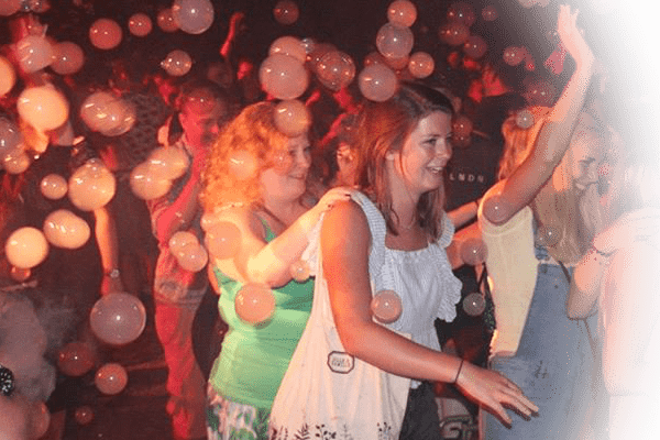 Beachclub evenement in de avond
