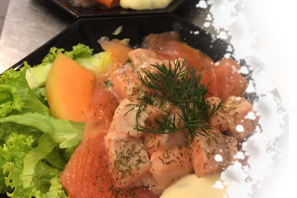 Een combinatie van gerookte- en gemarineerde zalm, geserveerd met mosterdsaus.