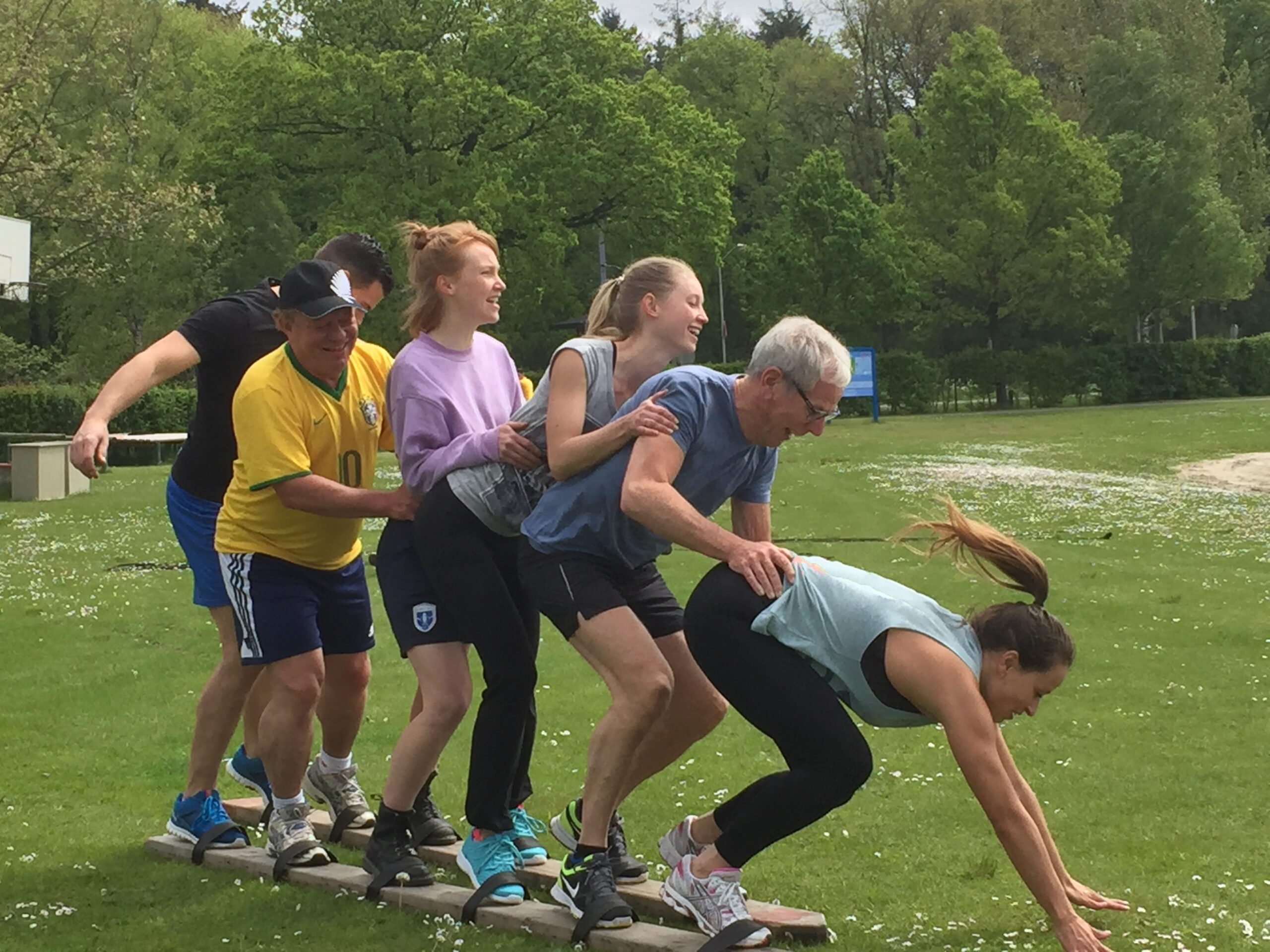Teamactiviteit met samenwerking op ski’s