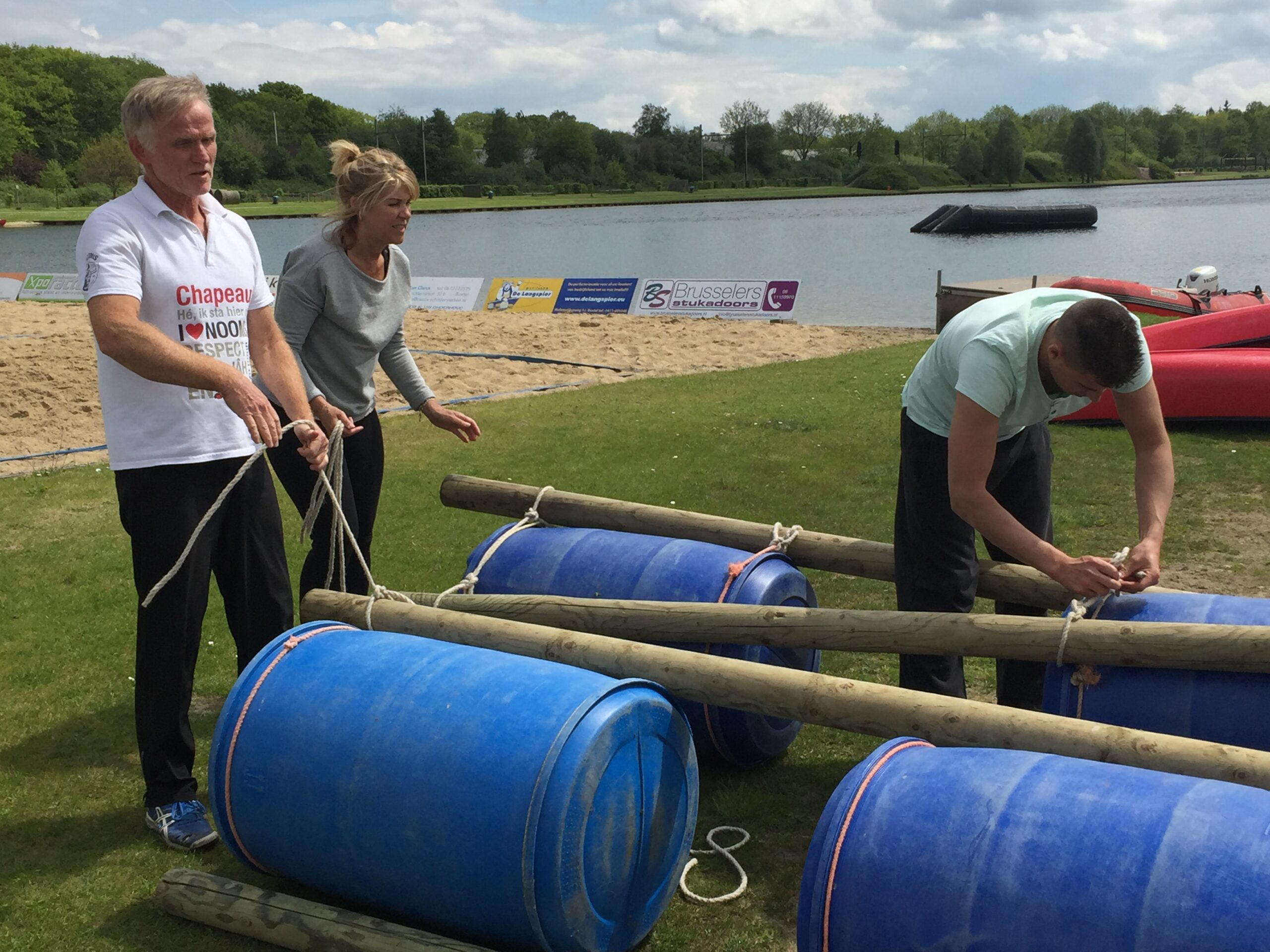 Vlotbouw activiteit op grasveld bij recreatieplas