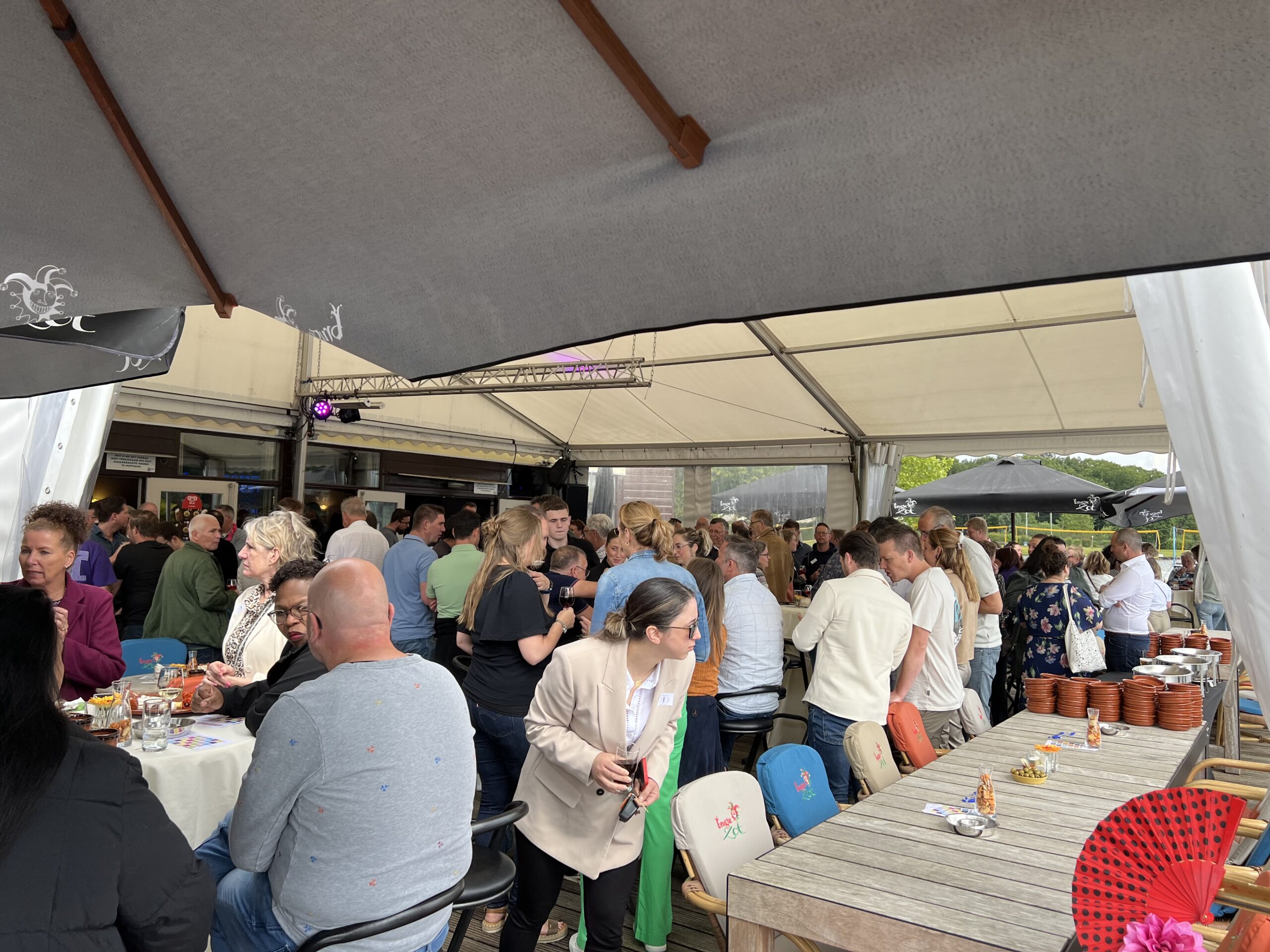 Vol terras aan het water