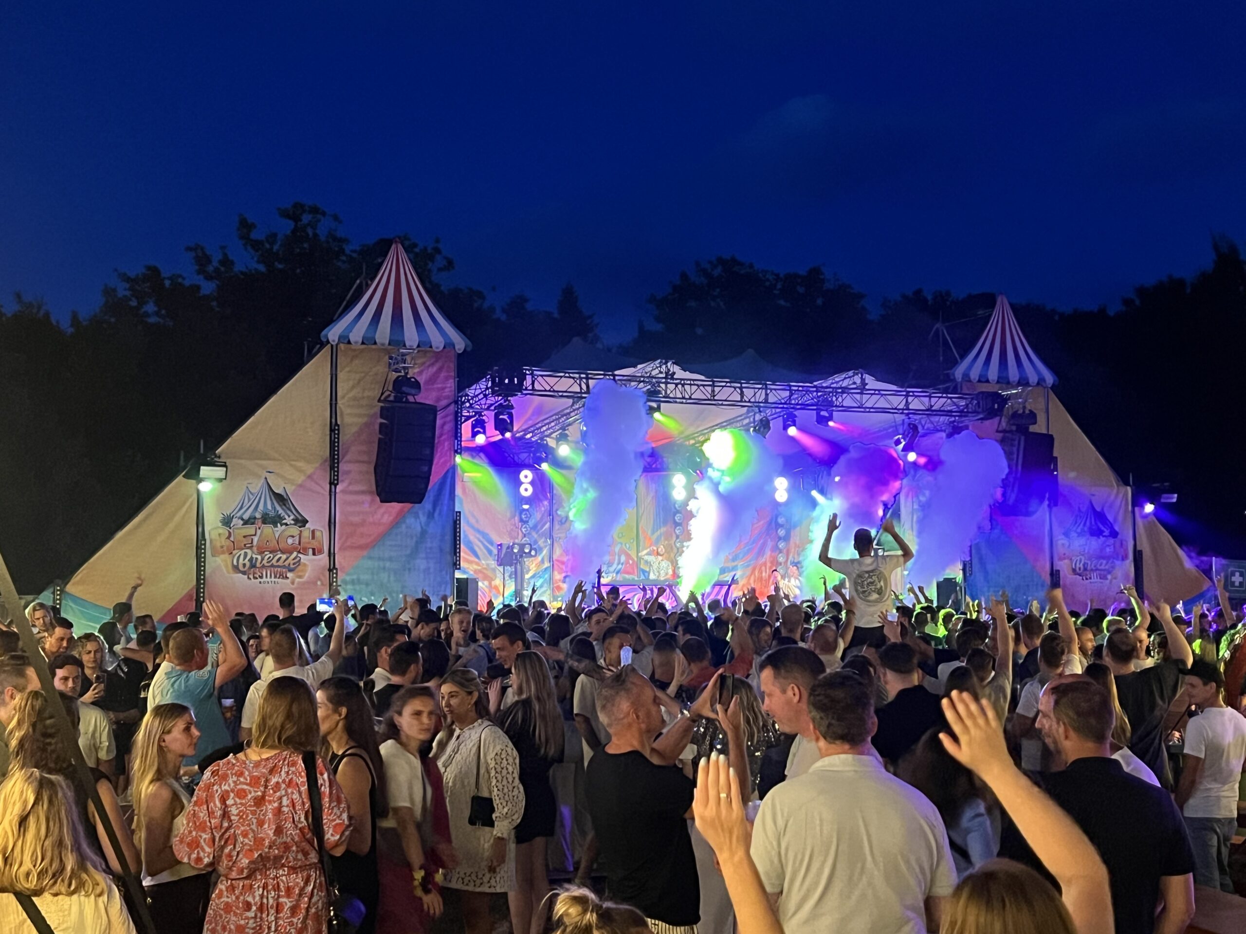 Bedrijfsfeest met groep in feesttent