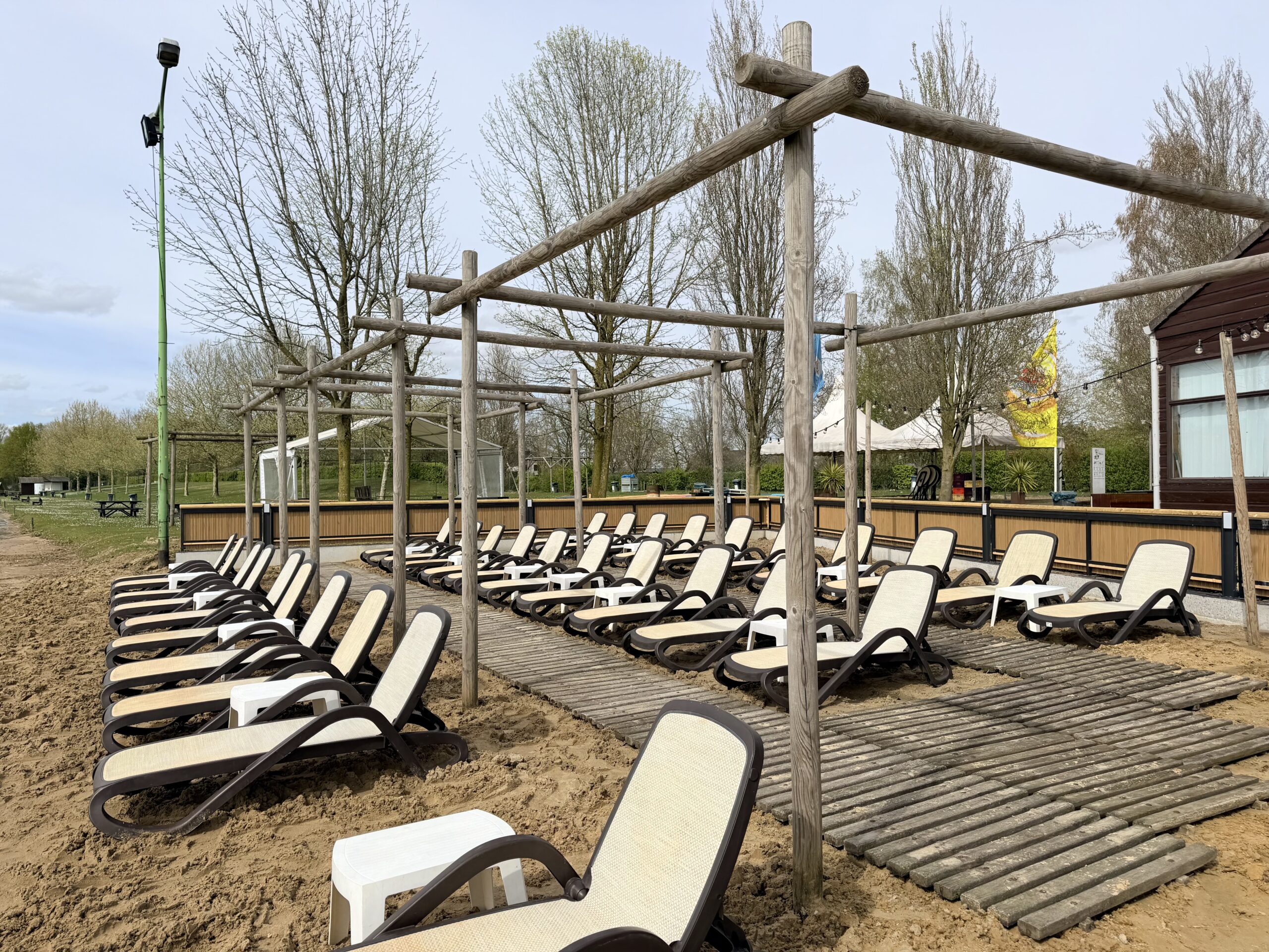 Terras aan het water