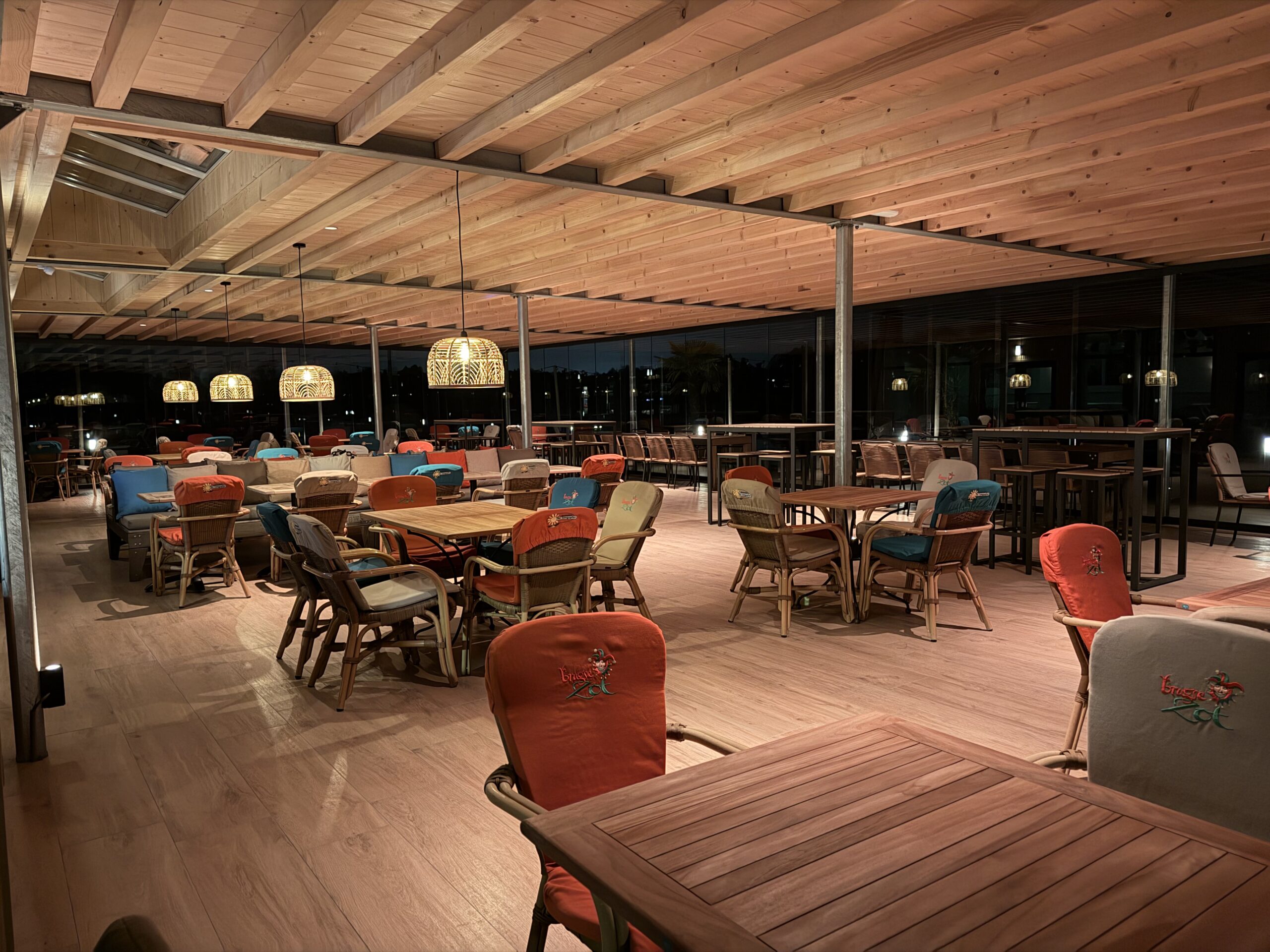 Strandpaviljoen De Langspier in de avond