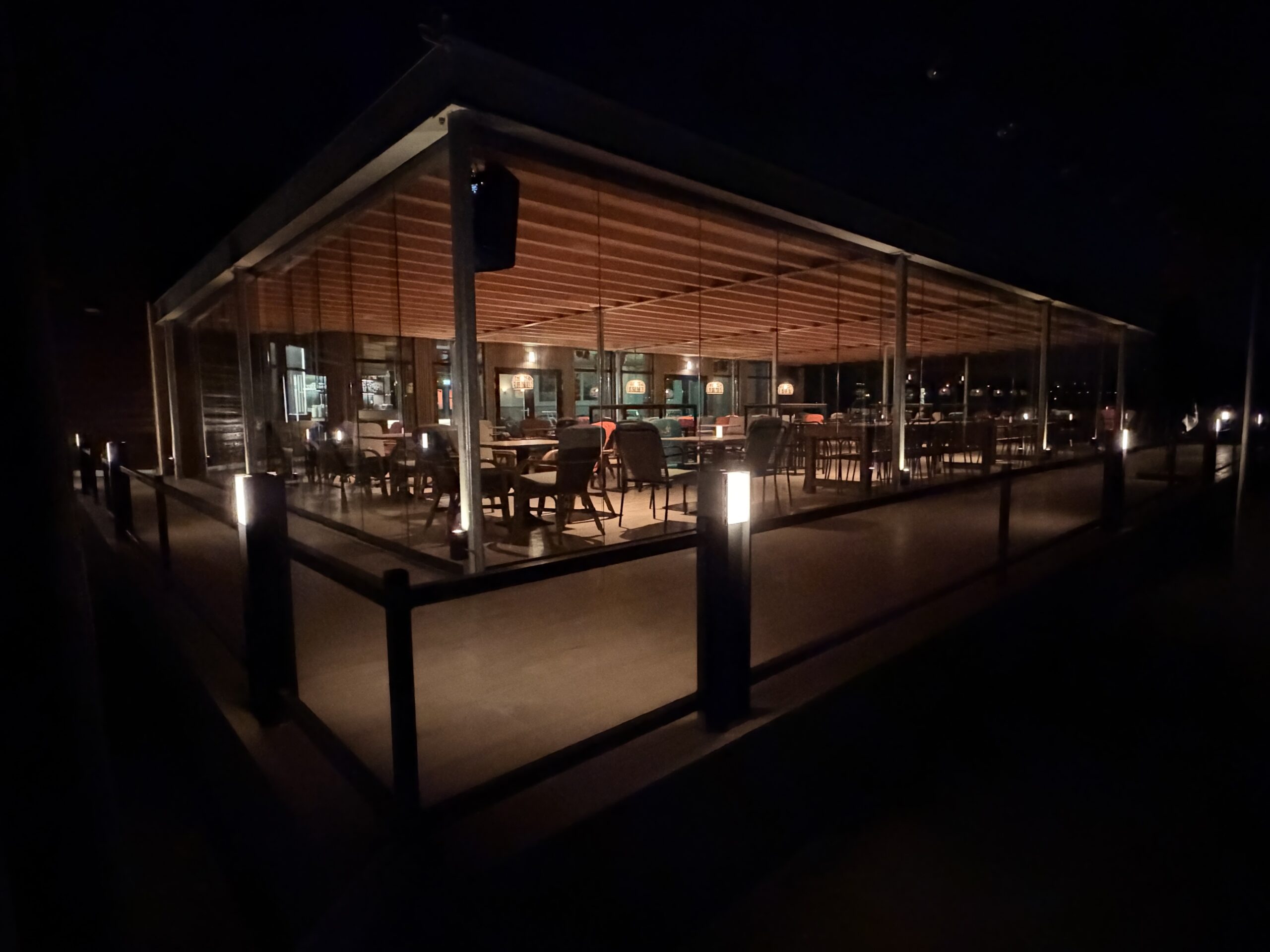 Strandpaviljoen in de avond