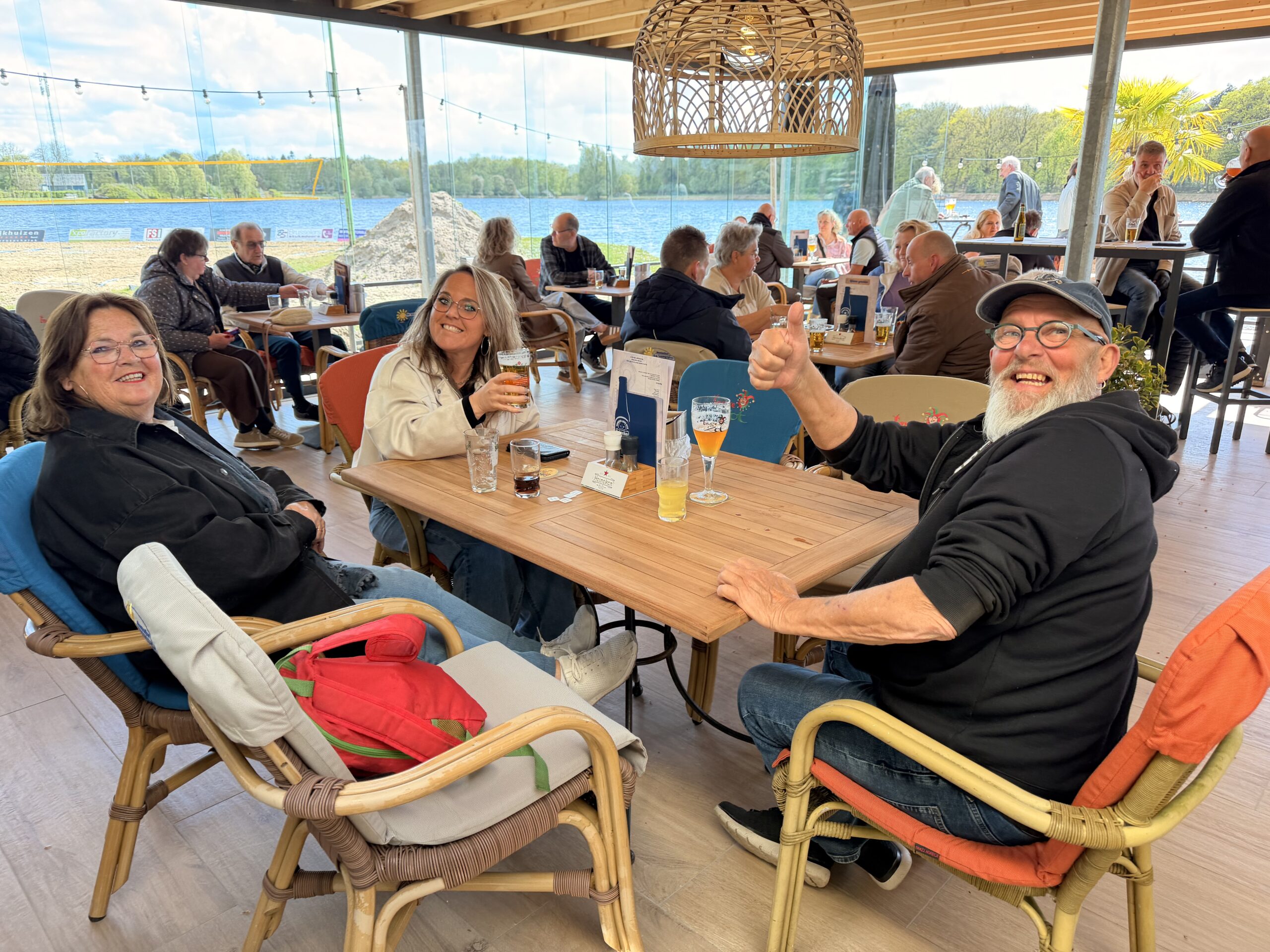 Loungegedeelte in het strandpaviljoen